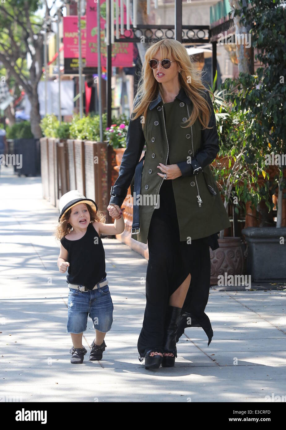Rachel Zoe Und Ihrem Sohn Skyler Vorbei Dem Joghurt Stop West Hollywood Mit Rachel Zoe Skyler Wo Los Angeles Ca U Stockfotografie Alamy