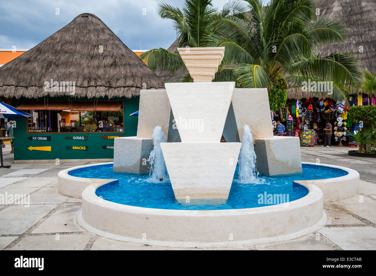 Maya-Architektur und Wasser-Brunnen in den Kreuzfahrtterminals in Costa Maya, Mexiko. Stockfoto