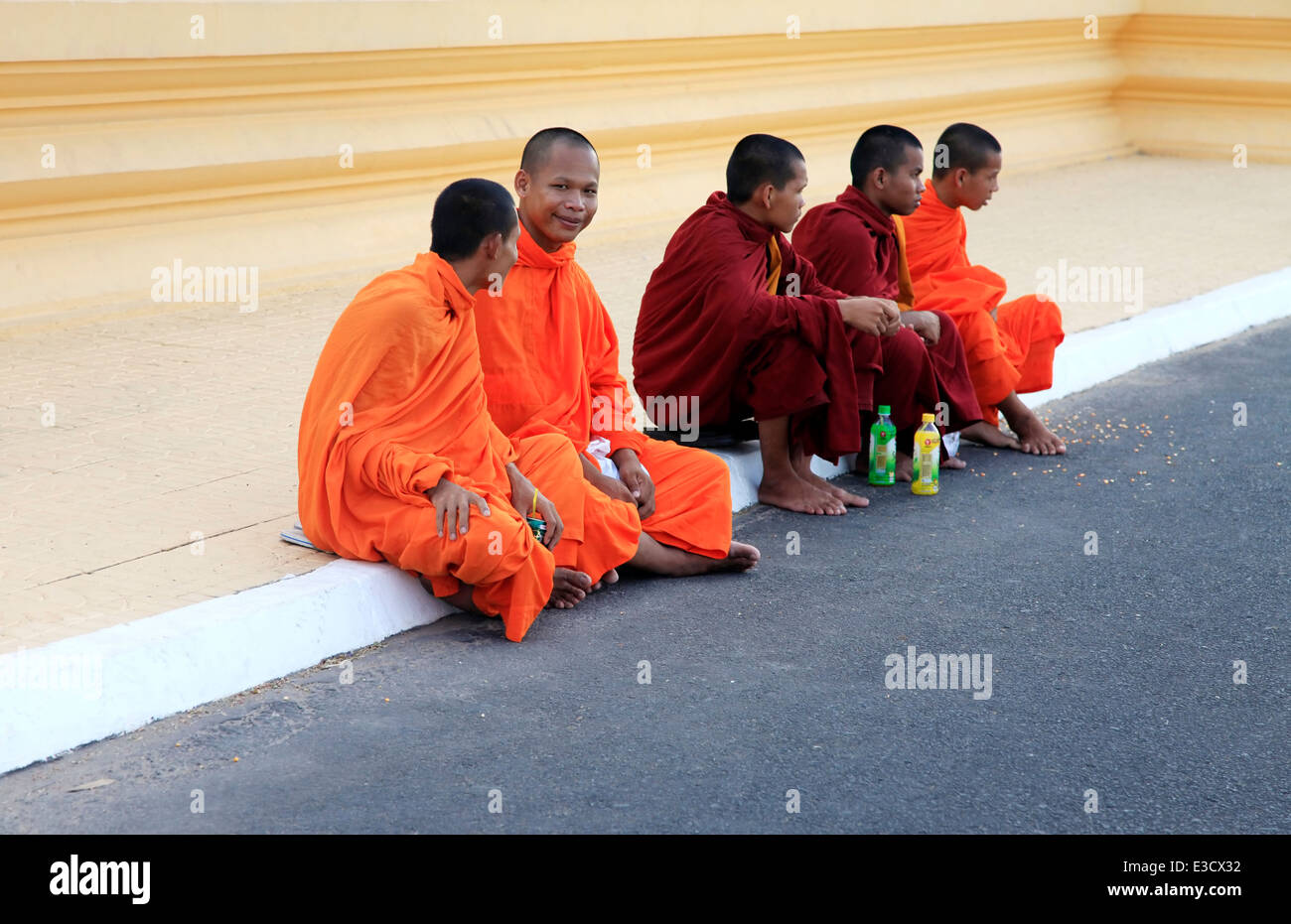 Kambodscha-Mönche mit orangefarbene Gewänder im Königspalast am 24. April 2014, Phnom Penh. Kambodscha Stockfoto