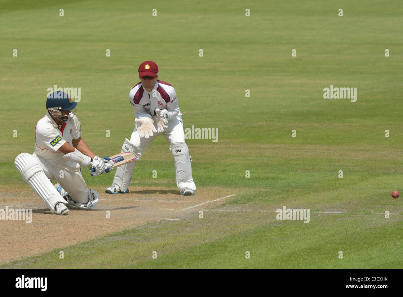 Emirate Old Trafford, Manchester, UK fegt 23. Juni 2014 Jos Buttler (Lancashire) während seine Innings 87 am zweiten Morgen die viertägige county Championship Match. County Championship Cricket Lancashire V Northants Emirates Old Trafford, Manchester, UK Credit: John Fryer/Alamy Live News Stockfoto