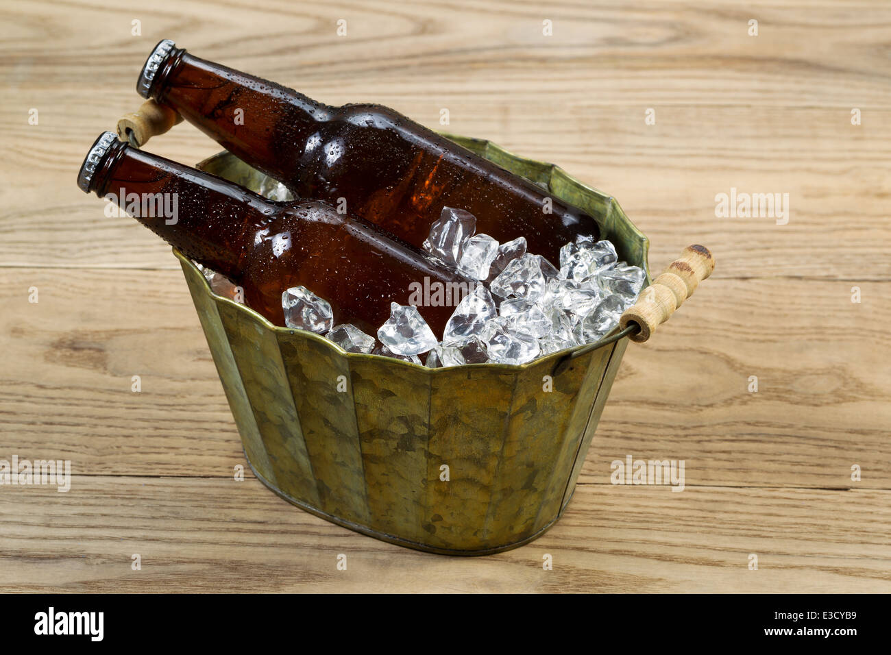 Horizontale Foto Glas Flaschen Bier im alten Blecheimer gefüllt mit Eis auf rustikalen Holz Stockfoto