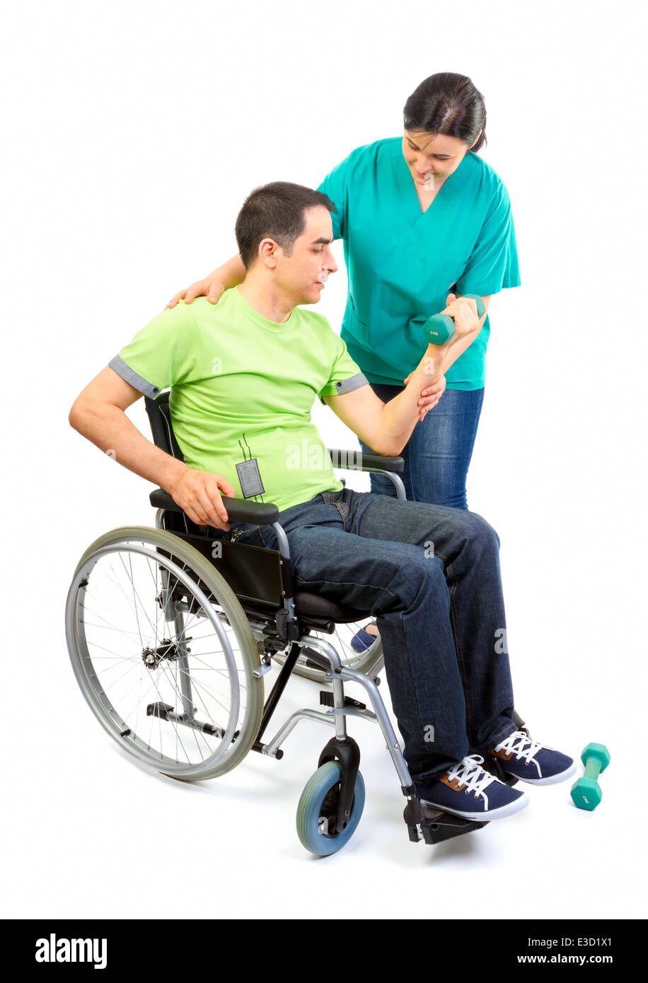 Physiotherapeut arbeitet mit Patienten in Händen heben Gewichte. Junger Erwachsener im Rollstuhl. Stockfoto