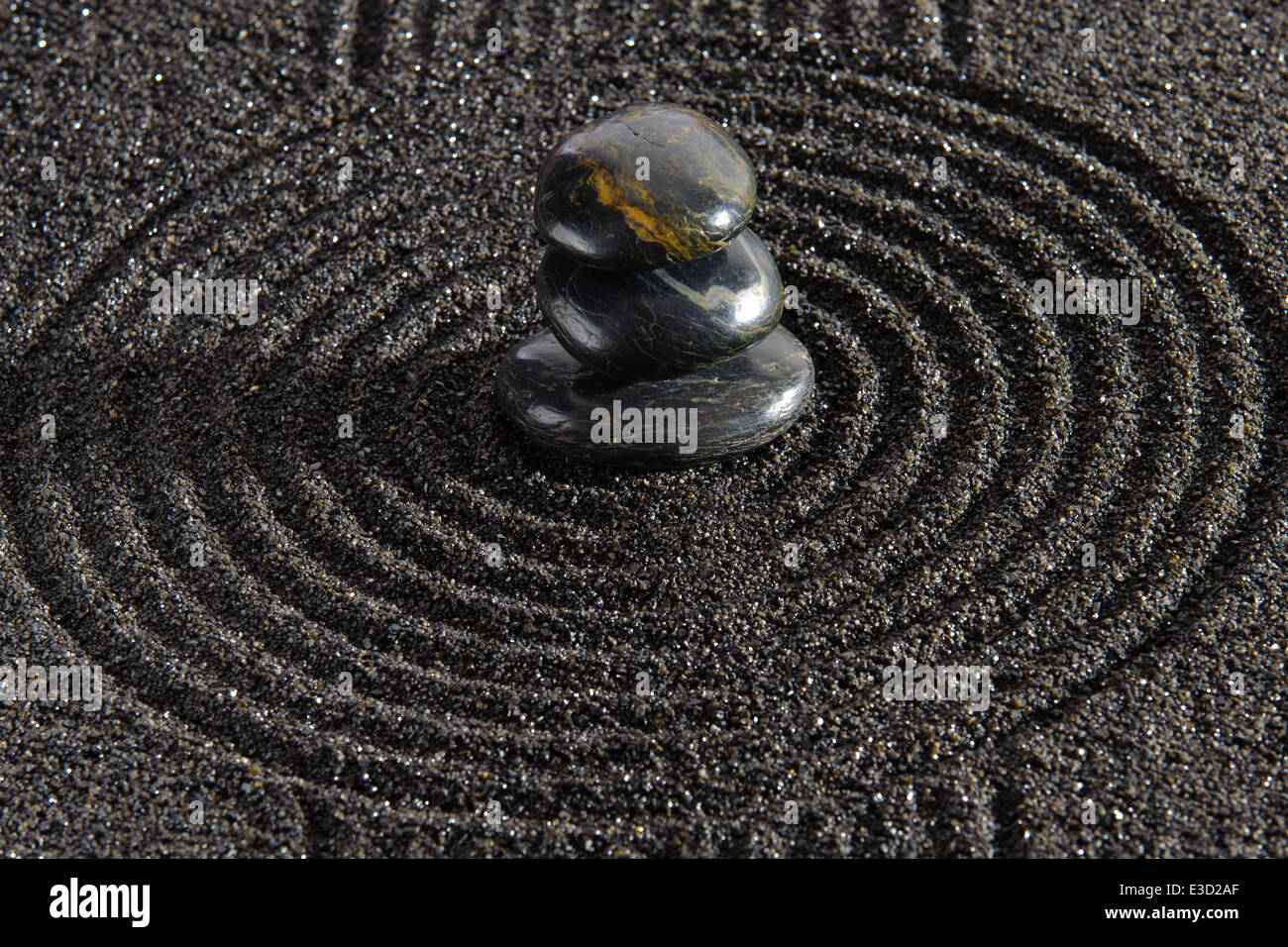 Japanischer Garten mit gestapelte Steine im Sand Stockfoto