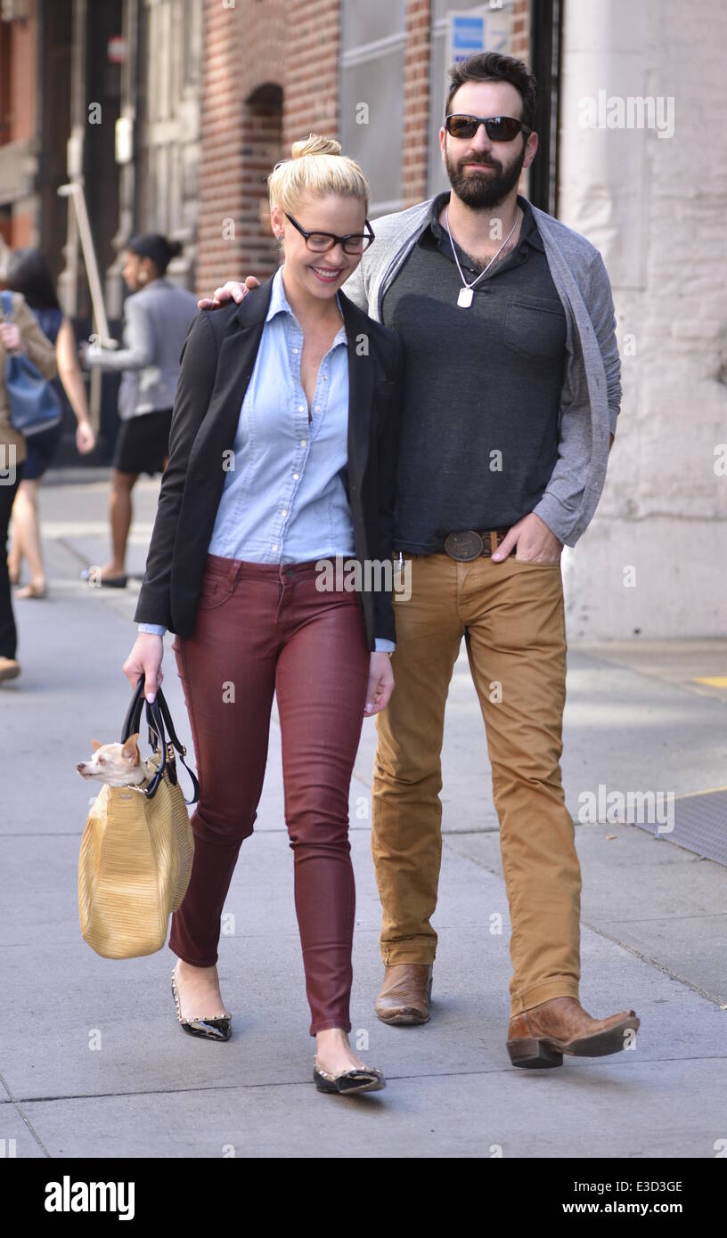 Katherine Heigl Spaziergange Mit Mann Josh Kelley Und Ihren Hund Der In Ihr Erfolgt Tasche Featuring Katherine Heigl Josh Kelle Stockfotografie Alamy