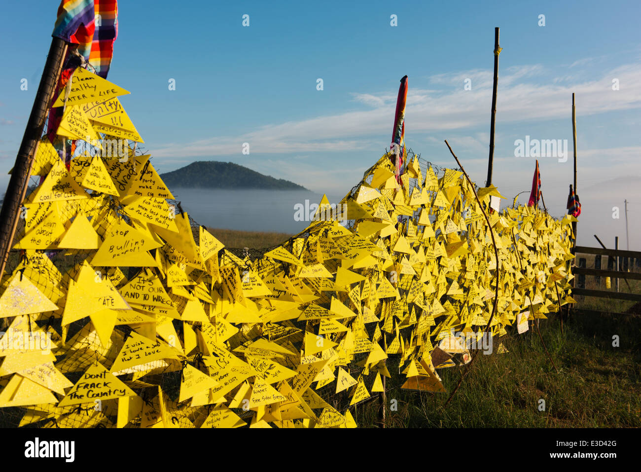 Zaun mit anti-Kohlenflöz Gas (CSG) Nachrichten im Bentley-Camp. Stockfoto