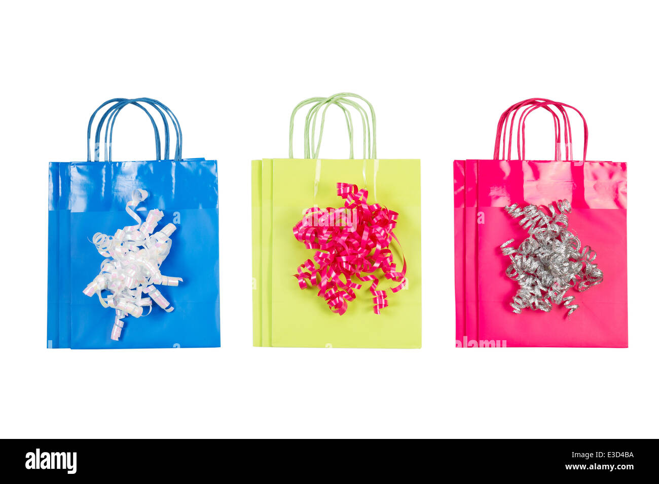 Ansicht des neuen shopping Geschenktüten in Pink, grün und blau mit Bändern an der Spitze isoliert auf weiss Stockfoto