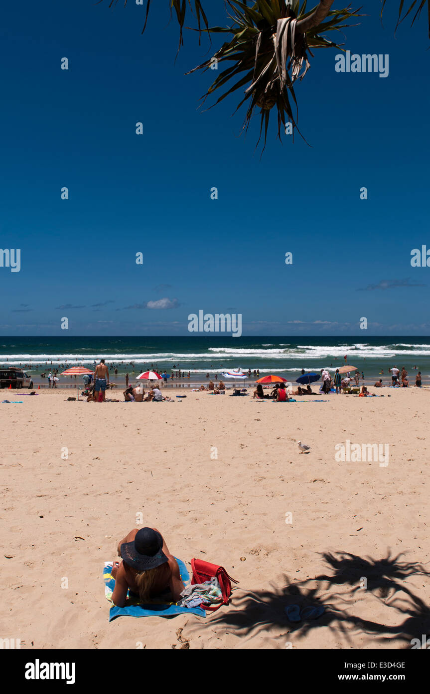 Frau, Sonnenbaden am Kirra Beach, Gold Coast, Queensland. Stockfoto