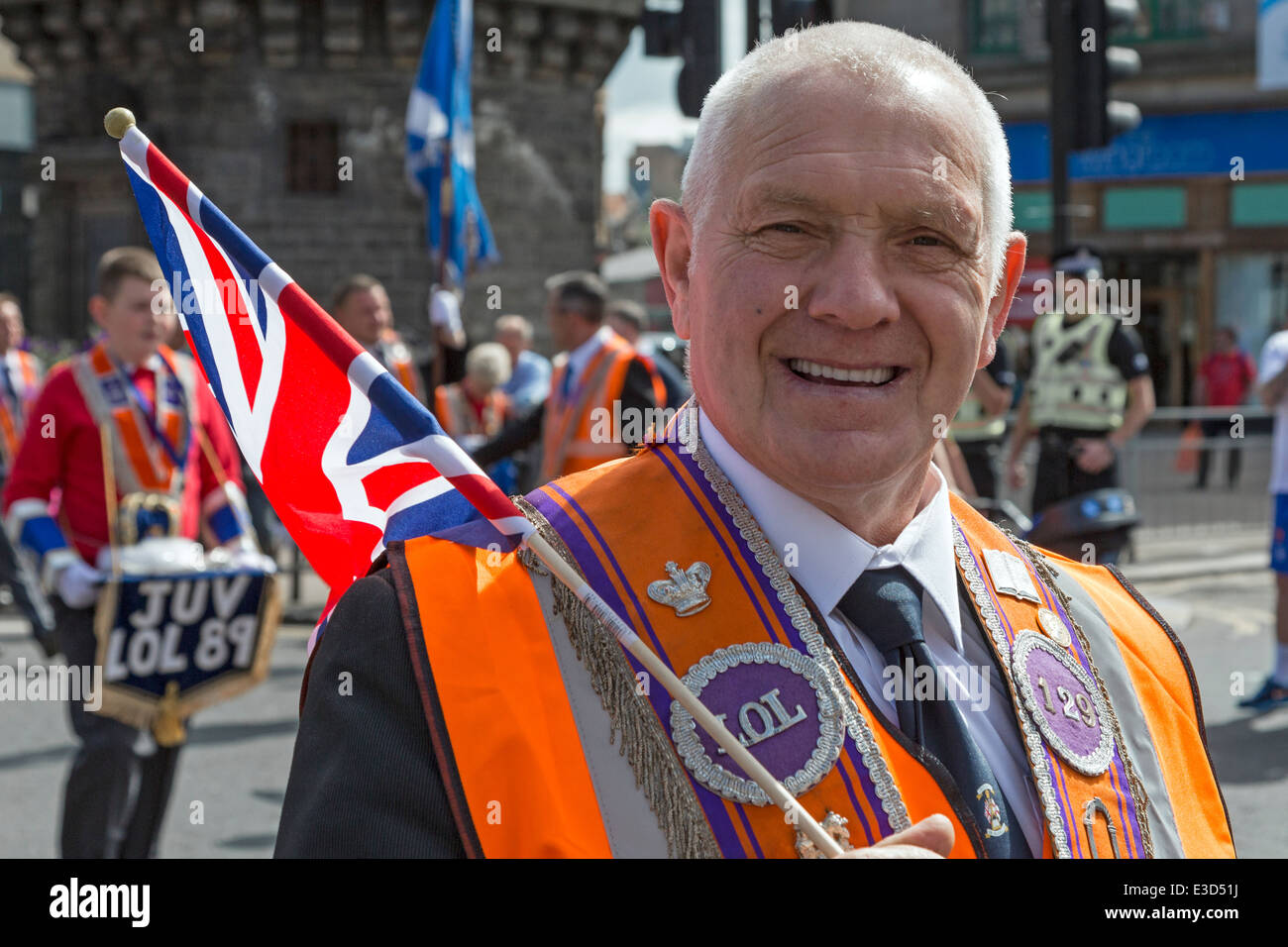 Büro-Träger aus der treuen Orange-Lodge, die Teilnahme an einer Parade durch die Stadt Straßen, Glasgow, Schottland, UK Stockfoto