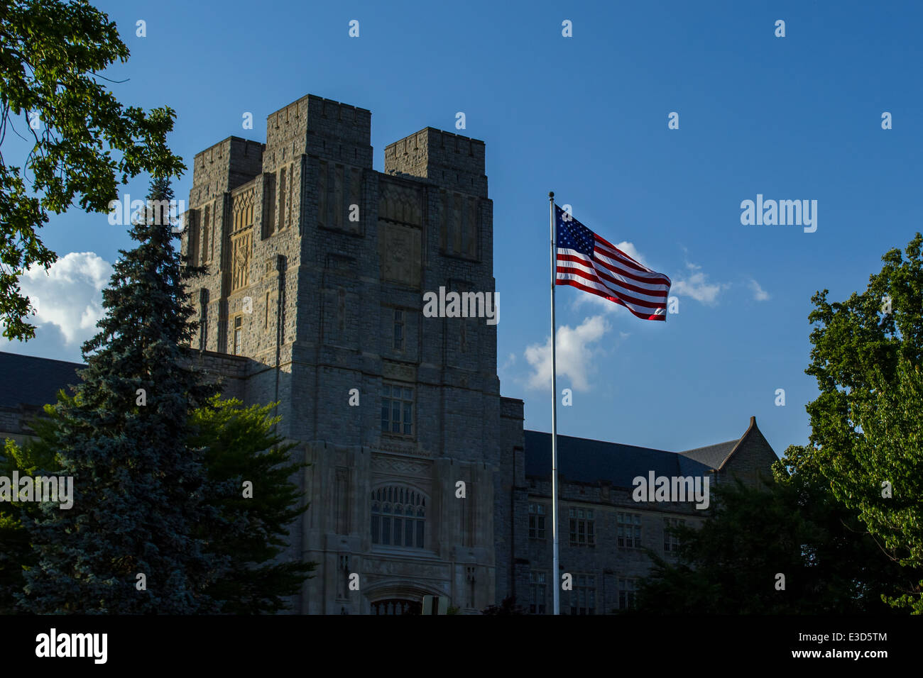 Die amerikanische Flagge, ruhig an einem kühlen, Brezzy Sommertag vor Virginia Tech Burruss Halle fliegen. Stockfoto