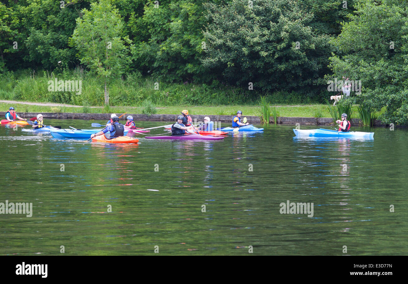 Kinder und Lehrer Kanu/Kajak auf dem See in Schafgarbe Valley Country Park, Copparo in Lancashire, UK. Stockfoto