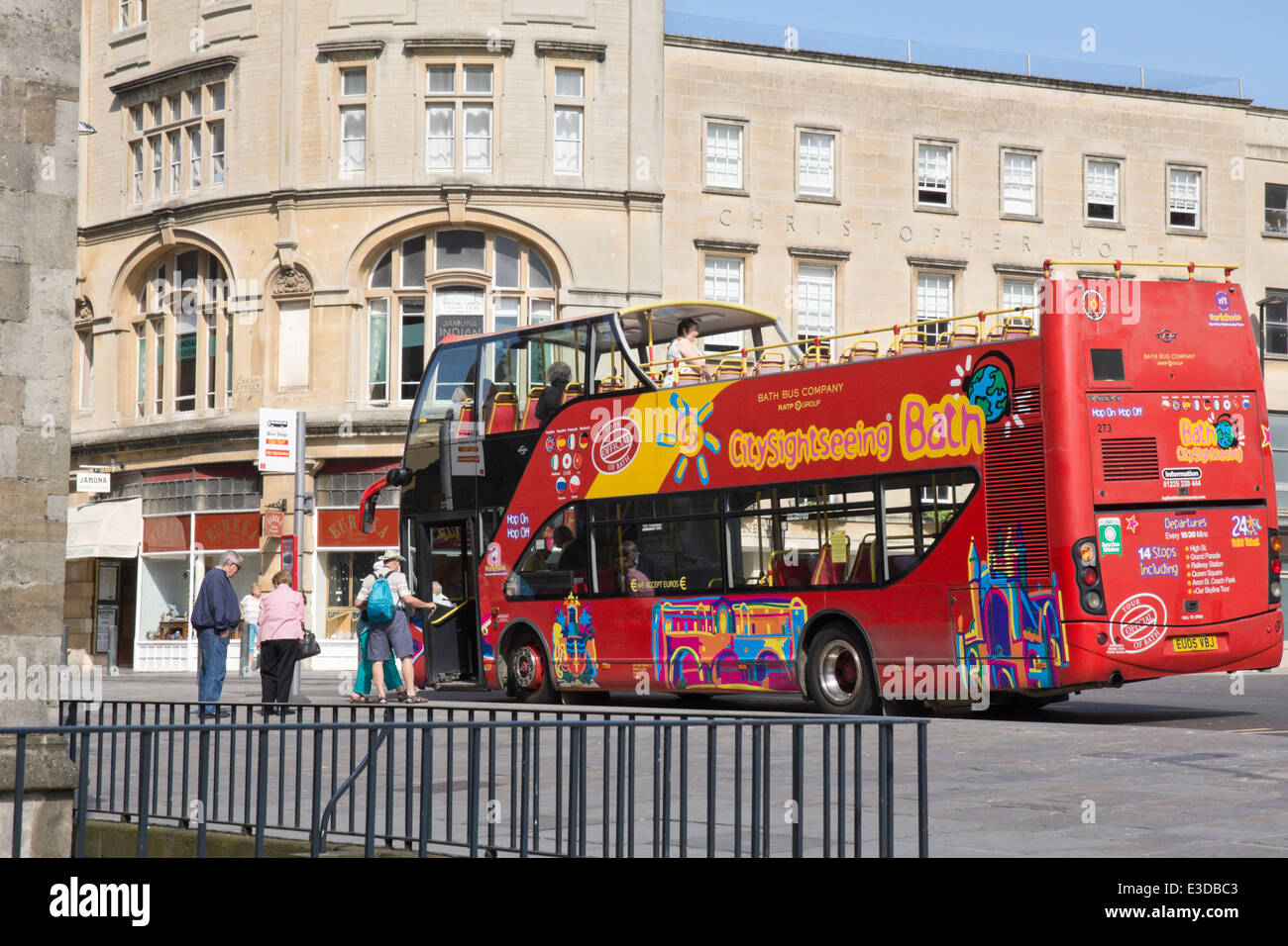 Die historische Stadt Bath in Somerset England UK. Offenen gekrönt Sightseeing-bus Stockfoto