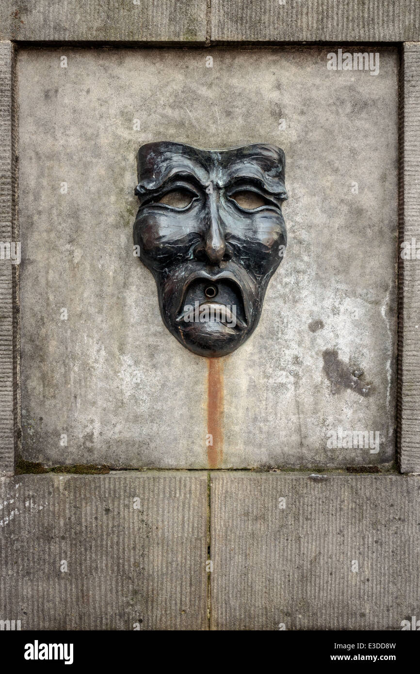 Theatralische Maske auf einem Brunnen. Die Royal Mile Edinburgh Stockfoto