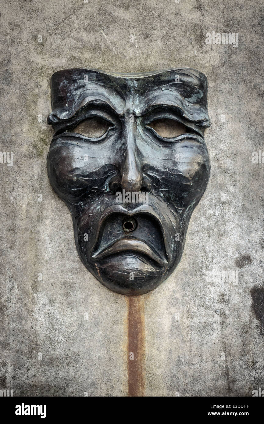 Theatralische Maske auf einem Brunnen. Die Royal Mile Edinburgh Stockfoto