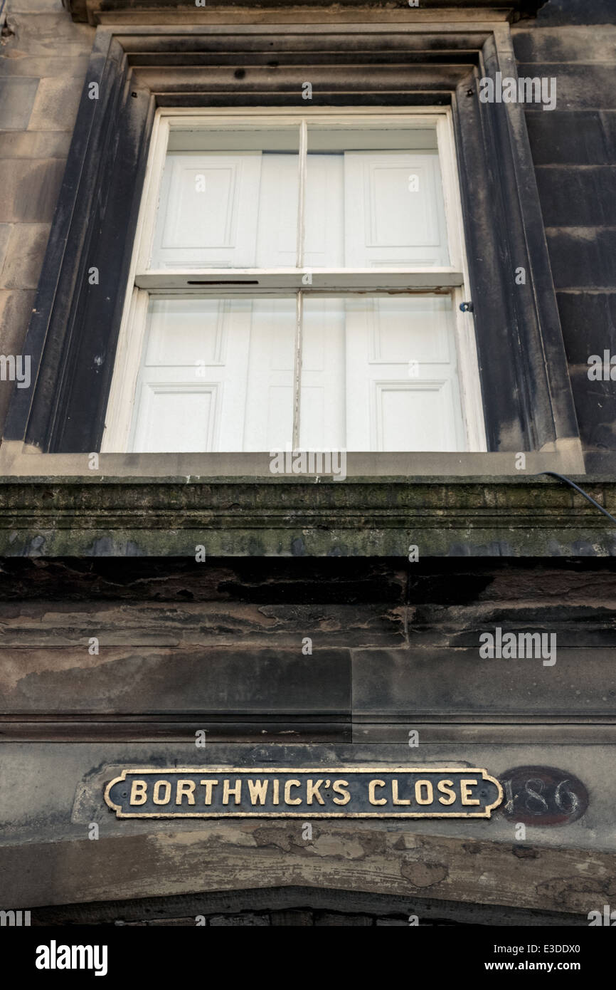 Borthwick die enge Straße melden unten eine alte Schiebefenster auf Edinburghs Royal Mile Stockfoto