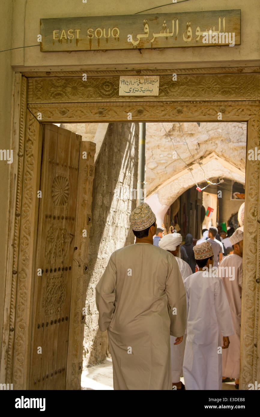 junge Männer Einkaufen in traditionellen Souk, Nizwa, Oman Stockfoto