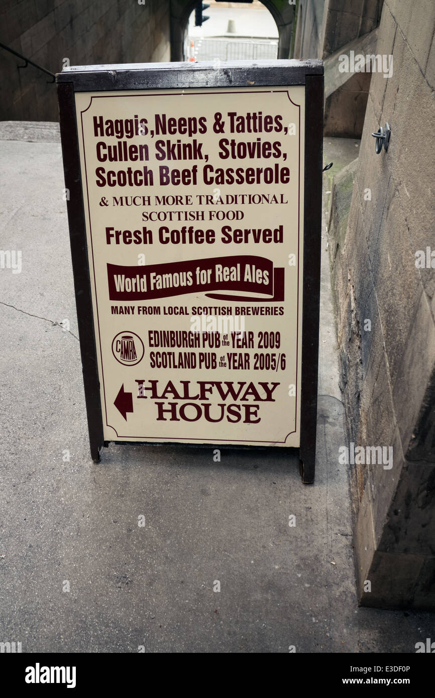 Pub Schild für das Halfway House Pub in Fleshmarket Close, Edinburgh Stockfoto