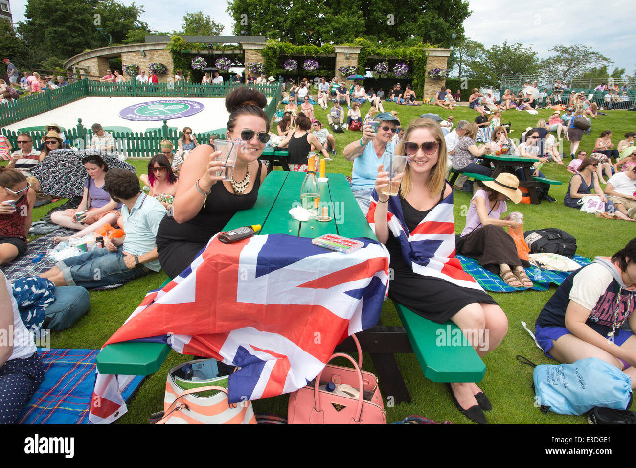 Wimbledon, London, UK. 23. Juni 2014. Bild zeigt Nicole Harding (rechts) und Katherine Browbank gerade auf Henman Hill das Match zwischen Andy Murray (GBR) am ersten Tag von Wimbledon Tennis Championships 2014 gegen David Goffen (BEL) seinen Wimbledon-Titel zu verteidigen. Bildnachweis: Clickpics/Alamy Live-Nachrichten Stockfoto