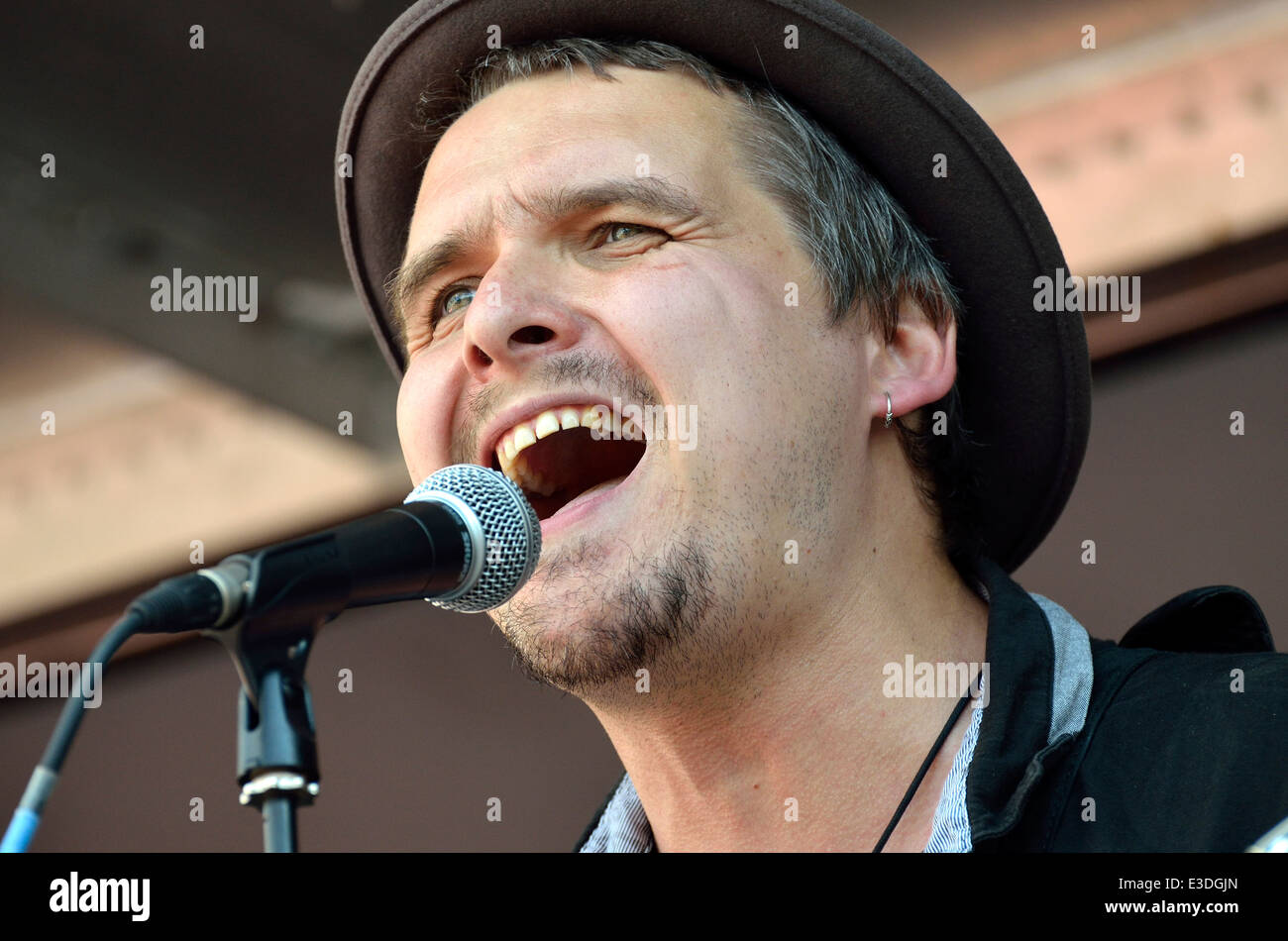 Sean Taylor - Sänger / Songwriter, erklingt in Parliament Square in des Volkes Versammlung Demonstration, 21. Juni 2014 Stockfoto