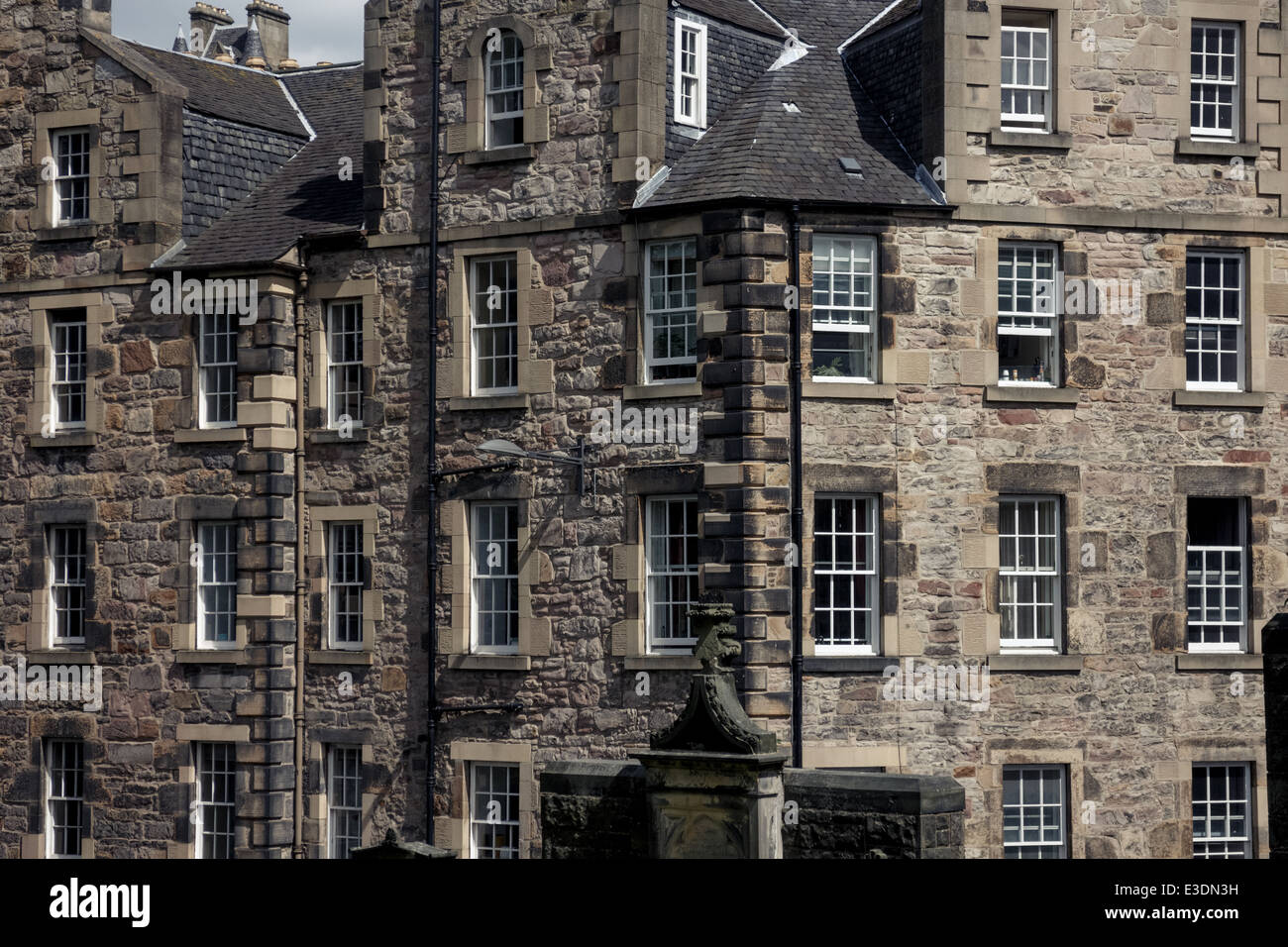 Traditionelle Architektur von Edinburghs Altstadt am Candelmaker Zeile Stockfoto