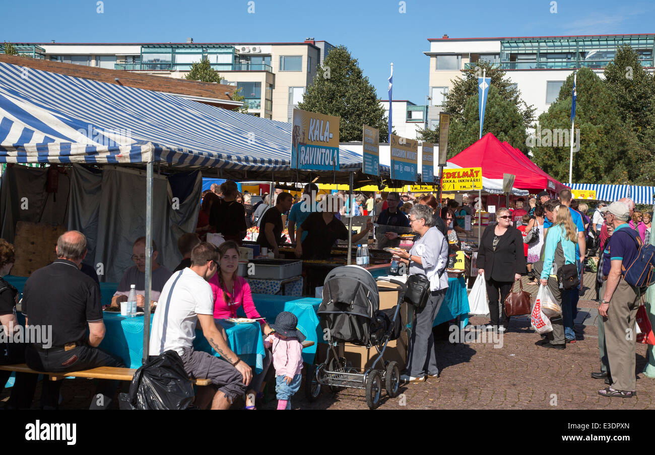 Menschen bei Kalaryssäys Fisch Markt Festival, Kuopio, Finnland Stockfoto