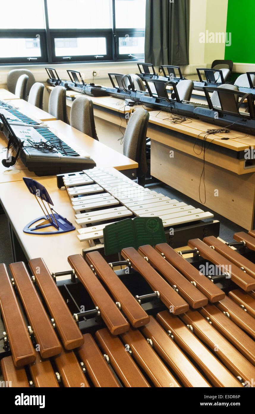 Musik-Unterricht in einem modernen Gymnasium. Stockfoto