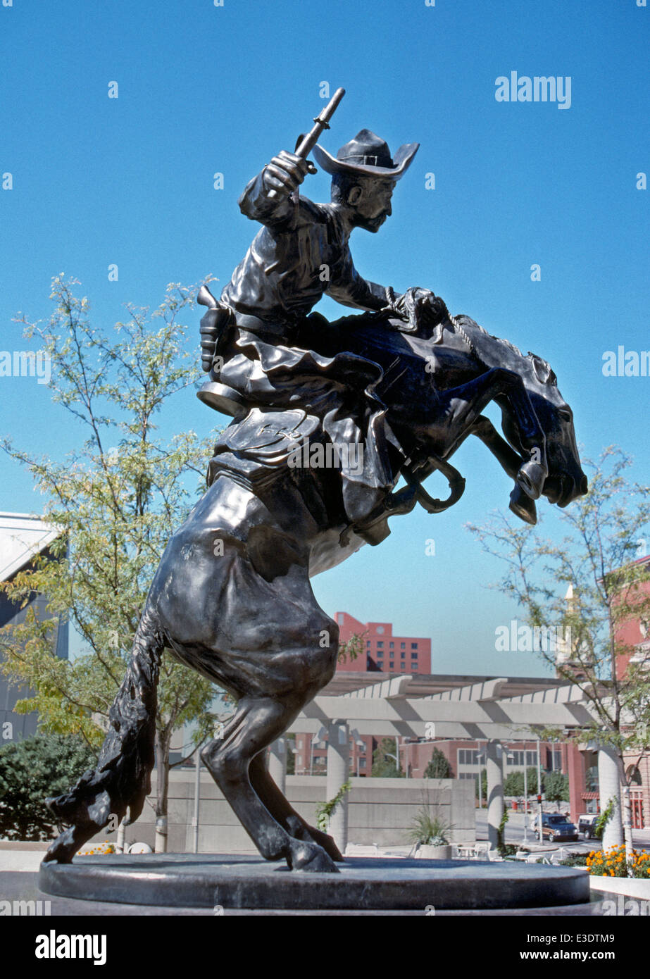 Eine vergrößerte Bronze Nachbildung des "The Bronco Buster" von dem berühmten Bildhauer Frederic Remington ist eine bekannte Statue in der Innenstadt von Kansas City, Missouri, USA. Stockfoto