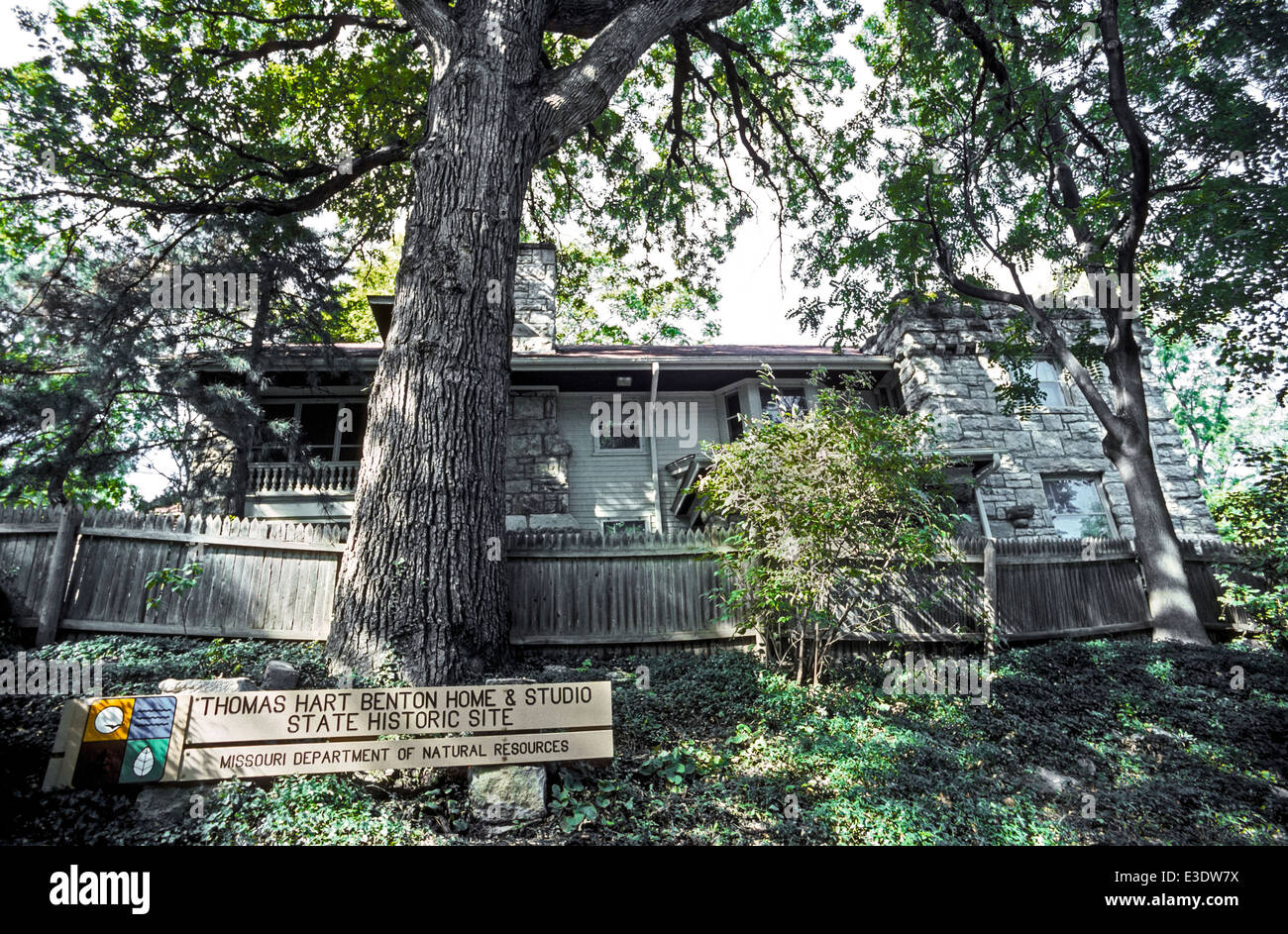 Bäume säumen die 1903 Kalkstein und Holz Haus des berühmten amerikanischen Künstlers Thomas Hart Benton in Kansas City, Missouri, USA. Stockfoto