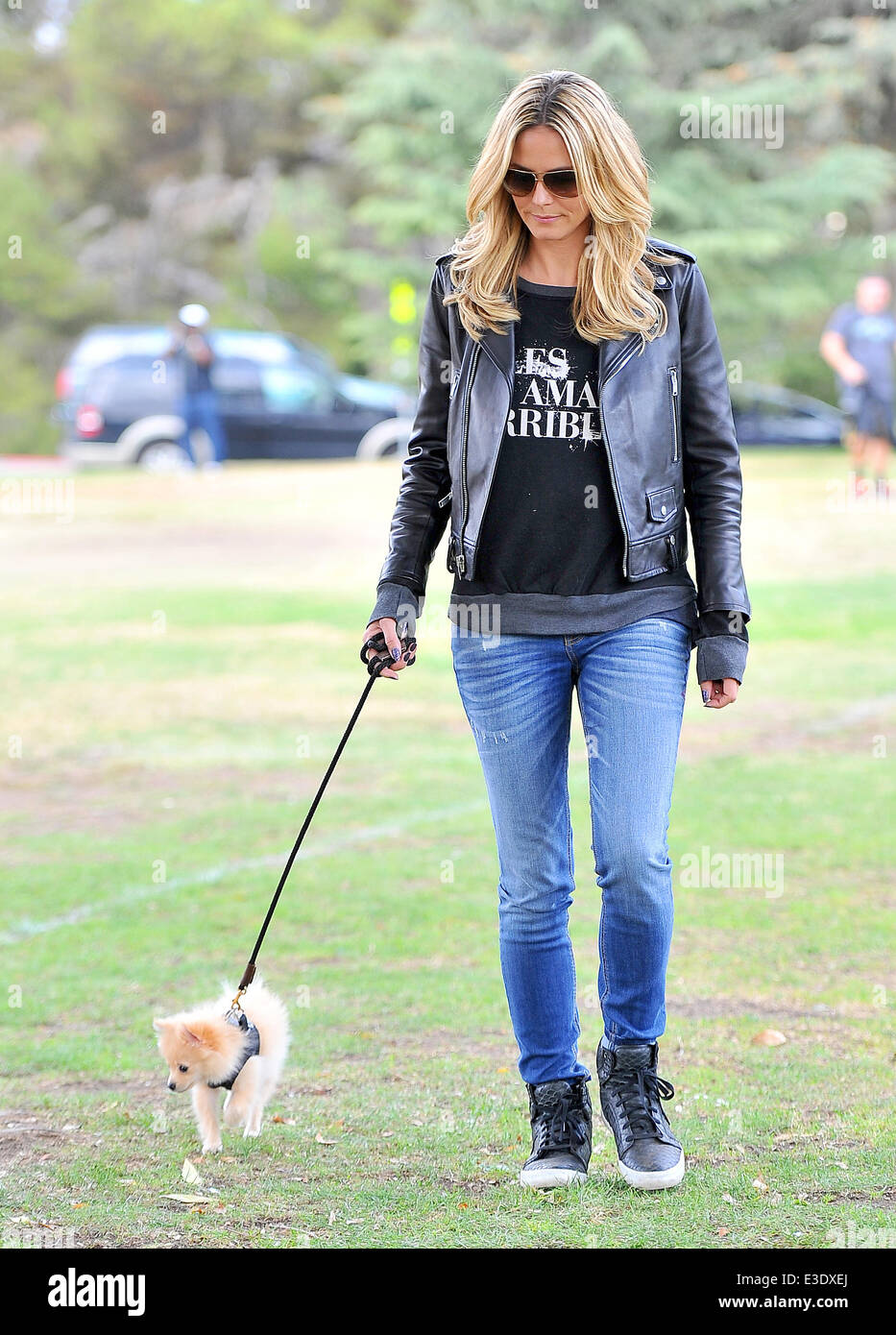 Heidi Klum sieht ihre Kinder spielen Fußball auf der Suche nach ihrer neuen  Pommersche Hund "Buttercup" Featuring namens: Heidi Klum Where: Los  Angeles, California, Vereinigte Staaten von Amerika bei: 13. Oktober 2013