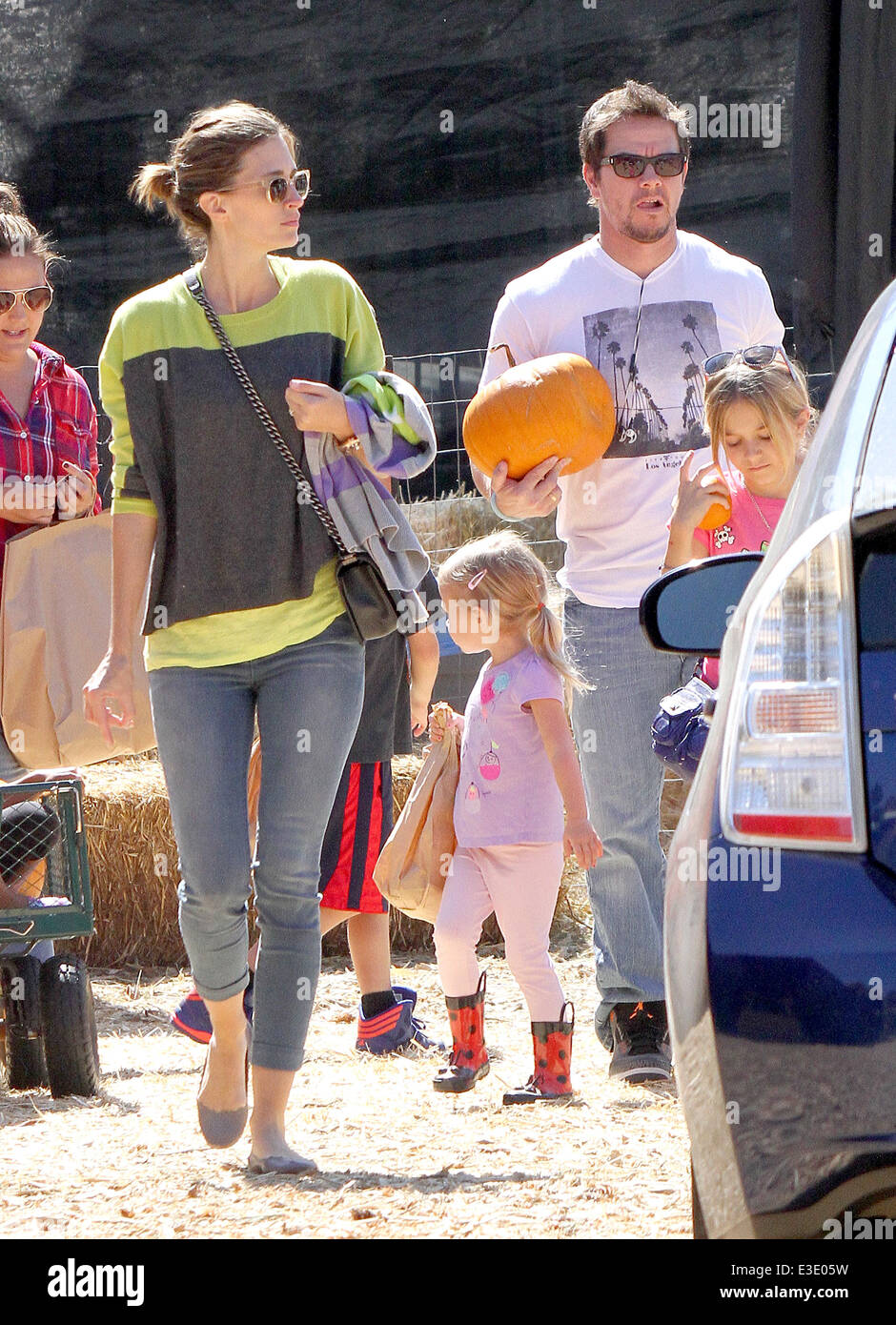 Mark Wahlberg nimmt seine Familie, Mr Bones Pumpkin Patch West Hollywood mit: Mark Wahlberg, Rhea Durham, Ella Rae Wahlberg, Grace Margaret Wahlberg Where: Los Angeles, California, Vereinigte Staaten von Amerika bei: 14. Oktober 2013 Stockfoto