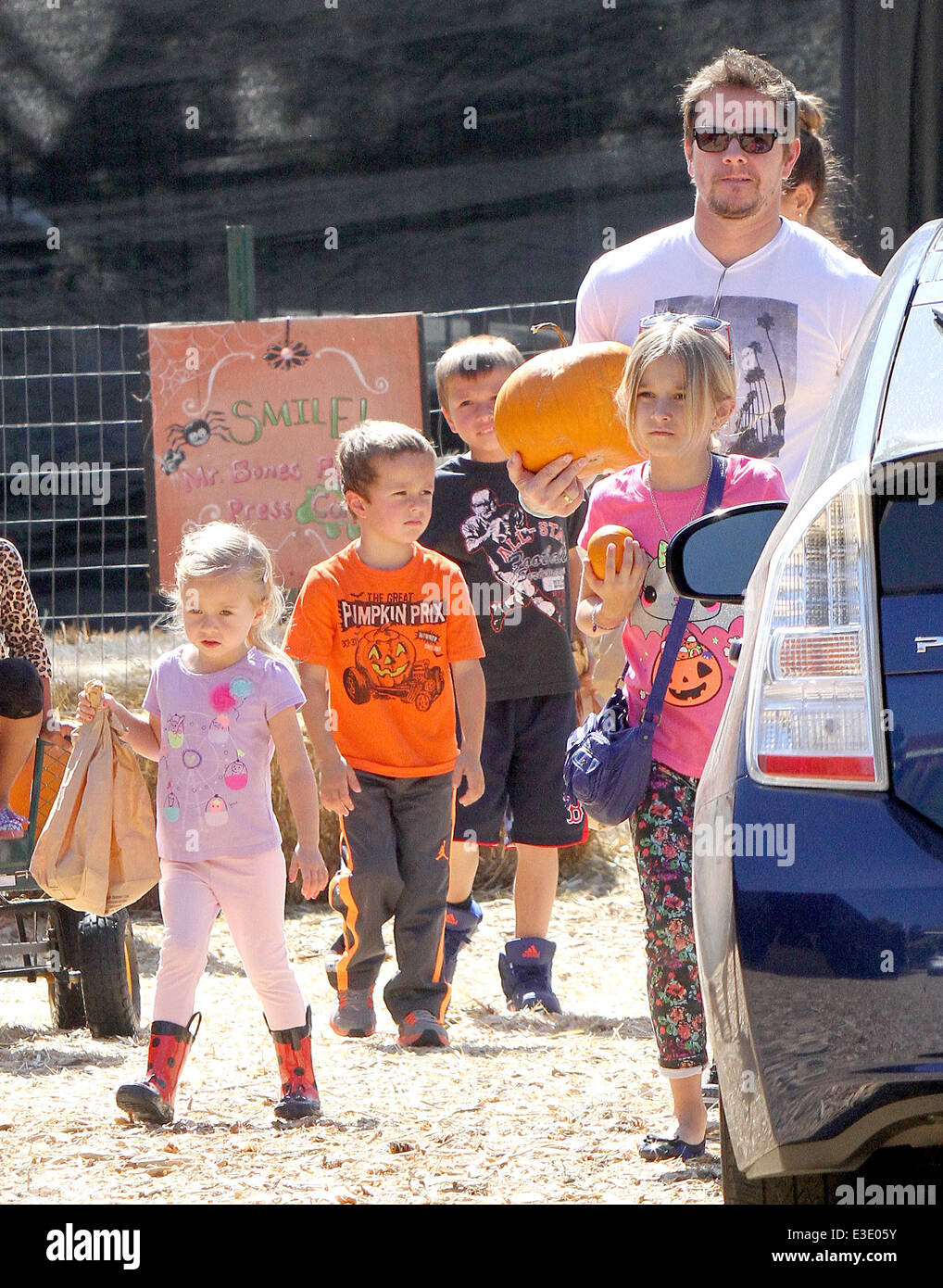 Mark Wahlberg nimmt seine Familie, Mr Bones Pumpkin Patch West Hollywood mit: Mark Wahlberg, Ella Rae Wahlberg, Grace Margaret Wahlberg, Michael Robert Wahlberg, Brendan Joseph Wahlberg Where: Los Angeles, California, Vereinigte Staaten von Amerika bei: 14. Oktober 2013 Stockfoto