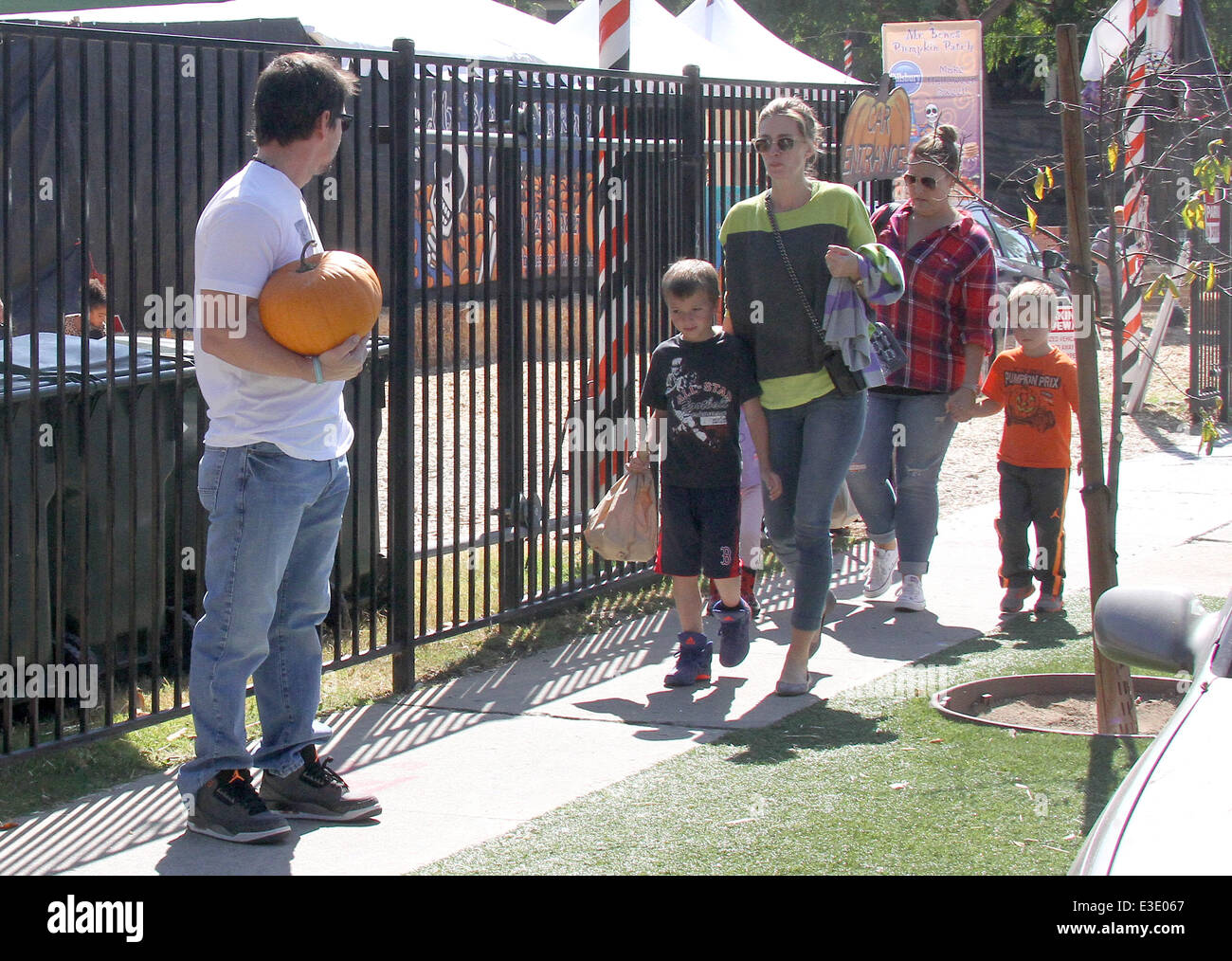 Mark Wahlberg nimmt seine Familie, Mr Bones Pumpkin Patch West Hollywood mit: Mark Wahlberg, Rhea Durham, Grace Margaret Wahlberg, Michael Robert Wahlberg, Brendan Joseph Wahlberg Where: Los Angeles, California, Vereinigte Staaten von Amerika bei: 14. Oktober 2013 Stockfoto