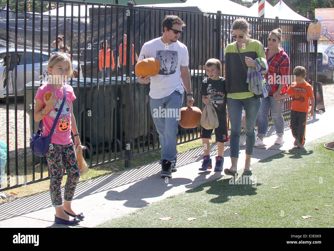 Mark Wahlberg nimmt seine Familie, Mr Bones Pumpkin Patch West Hollywood mit: Mark Wahlberg, Rhea Durham, Ella Rae Wahlberg, Grace Margaret Wahlberg, Michael Robert Wahlberg, Brendan Joseph Wahlberg Where: Los Angeles, California, Vereinigte Staaten von Amerika als: Stockfoto