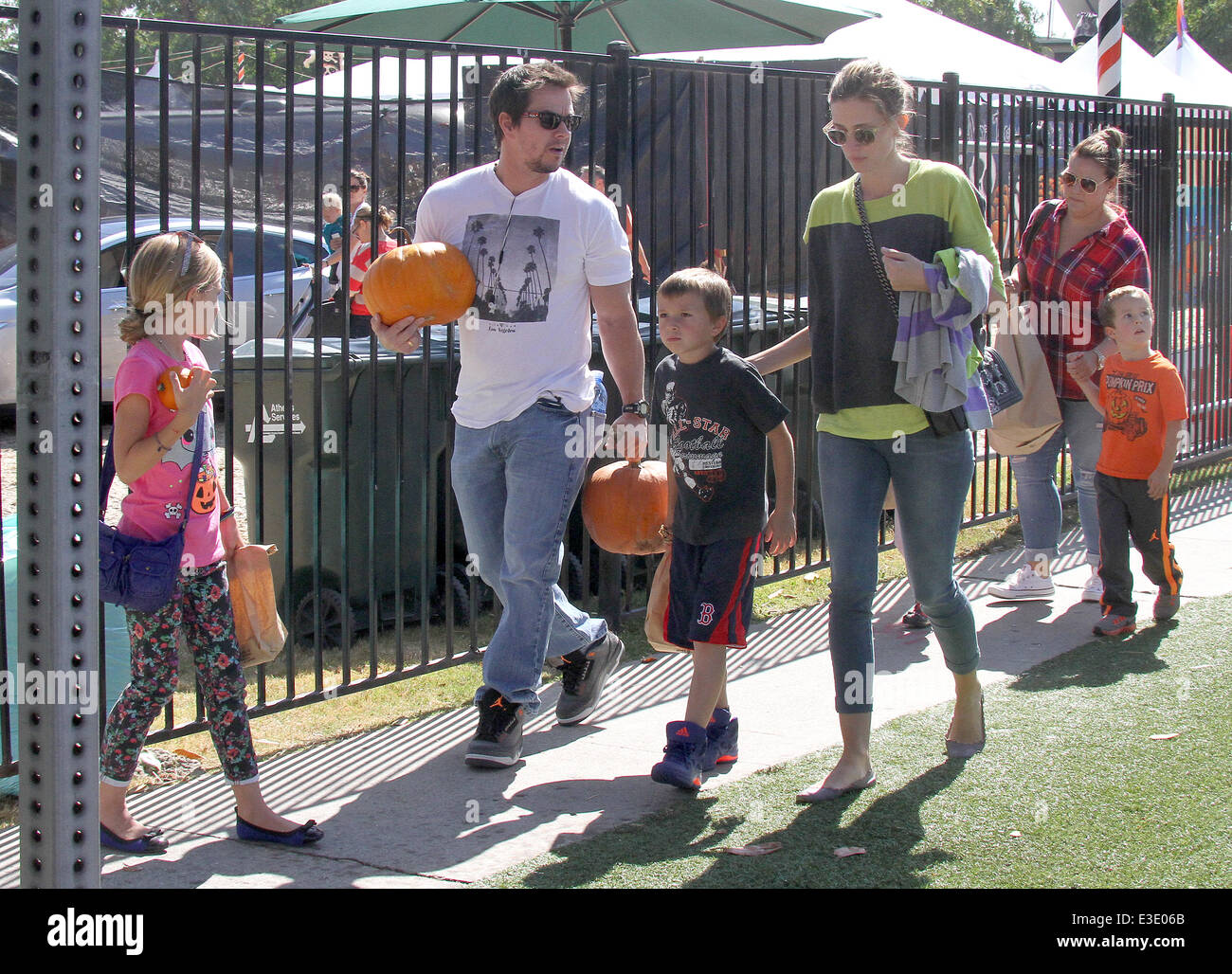 Mark Wahlberg nimmt seine Familie, Mr Bones Pumpkin Patch West Hollywood mit: Mark Wahlberg, Rhea Durham, Ella Rae Wahlberg, Grace Margaret Wahlberg, Michael Robert Wahlberg, Brendan Joseph Wahlberg Where: Los Angeles, California, Vereinigte Staaten von Amerika als: Stockfoto
