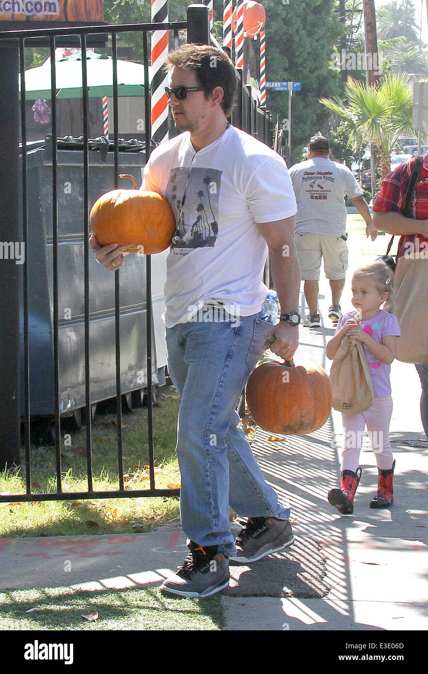 Mark Wahlberg nimmt seine Familie, Mr Bones Pumpkin Patch West Hollywood mit: Mark Wahlberg, Grace Margaret Wahlberg Where: Los Angeles, California, Vereinigte Staaten von Amerika bei: 14. Oktober 2013 Stockfoto