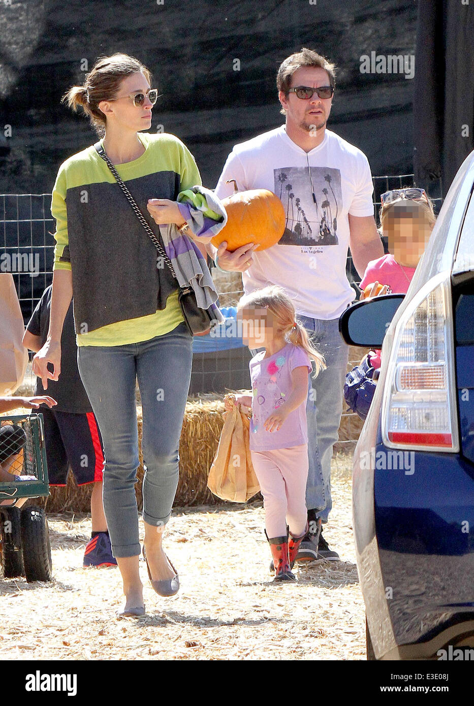 Mark Wahlberg nimmt seine Familie, Mr Bones Pumpkin Patch West Hollywood mit: Mark Wahlberg, Rhea Durham, Ella Rae Wahlberg, Grace Margaret Wahlberg Where: Los Angeles, California, Vereinigte Staaten von Amerika bei: 14. Oktober 2013 Stockfoto