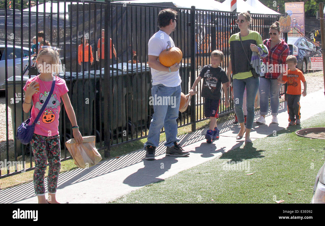 Mark Wahlberg nimmt seine Familie, Mr Bones Pumpkin Patch West Hollywood mit: Mark Wahlberg, Rhea Durham, Ella Rae Wahlberg, Grace Margaret Wahlberg, Michael Robert Wahlberg, Brendan Joseph Wahlberg Where: Los Angeles, California, Vereinigte Staaten von Amerika als: Stockfoto
