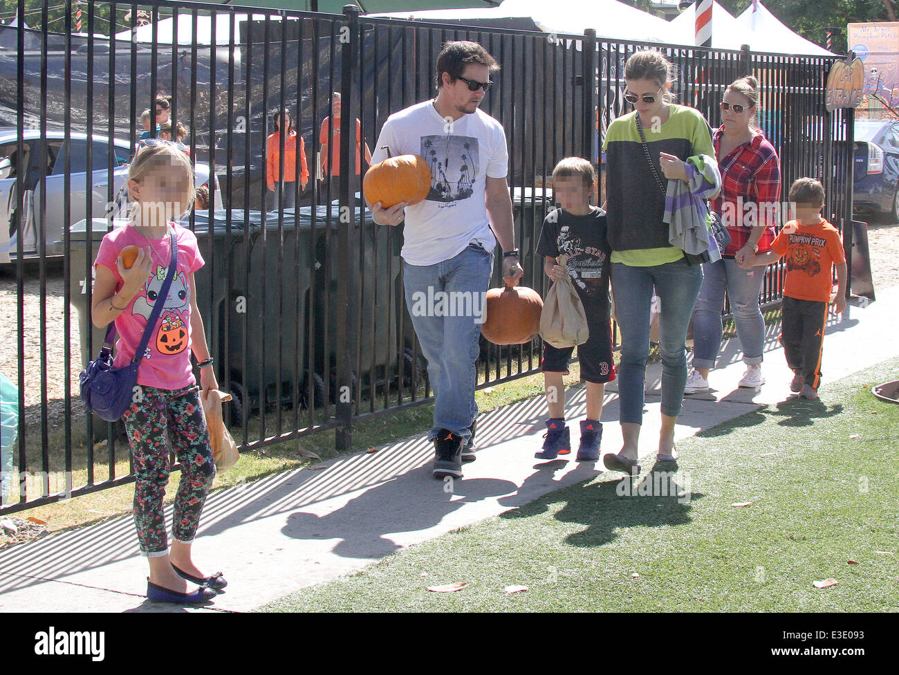 Mark Wahlberg nimmt seine Familie, Mr Bones Pumpkin Patch West Hollywood mit: Mark Wahlberg, Rhea Durham, Ella Rae Wahlberg, Grace Margaret Wahlberg, Michael Robert Wahlberg, Brendan Joseph Wahlberg Where: Los Angeles, California, Vereinigte Staaten von Amerika als: Stockfoto