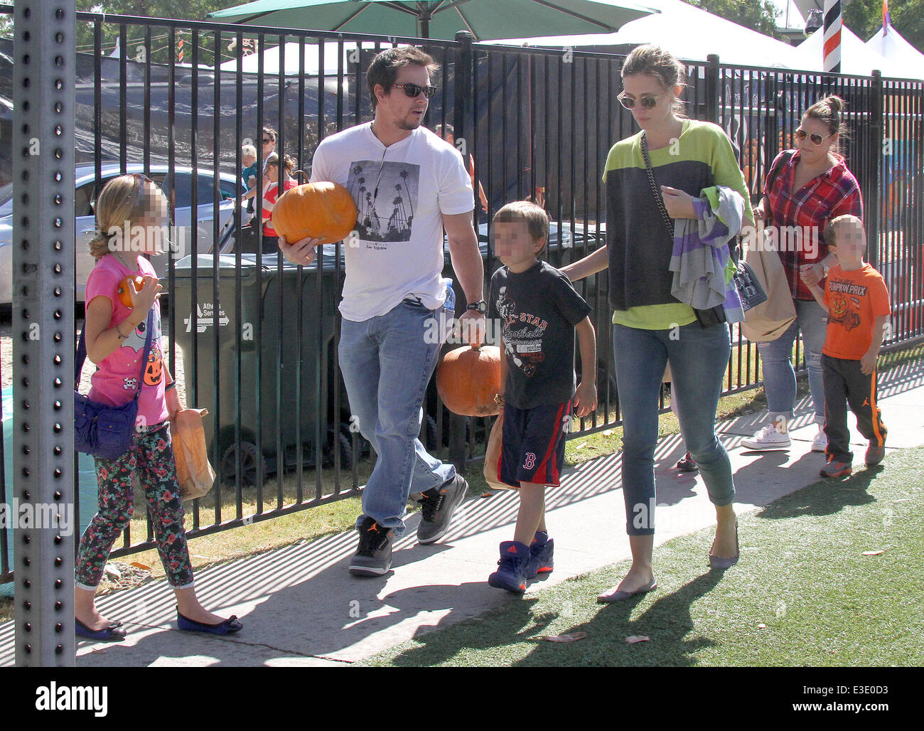 Mark Wahlberg nimmt seine Familie, Mr Bones Pumpkin Patch West Hollywood mit: Mark Wahlberg, Rhea Durham, Ella Rae Wahlberg, Grace Margaret Wahlberg, Michael Robert Wahlberg, Brendan Joseph Wahlberg Where: Los Angeles, California, Vereinigte Staaten von Amerika als: Stockfoto