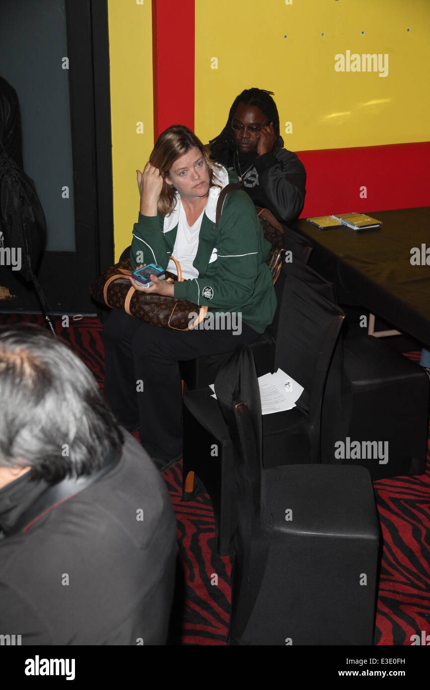 Zendaya im Planet Hollywood mal rechtwinklig zum Zeichen Kopien von ihrem neuen Buch zwischen Ihnen und mir und ihr Debüt selbst mit dem Titel Album Zendaya mit: Claire Stoermer, Kazembe Ajamu Coleman wo: New York City, NY, USA bei: 14. Oktober 2013 Stockfoto