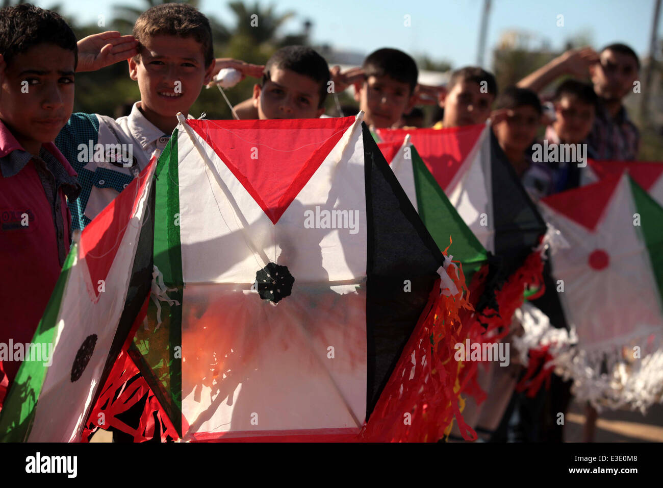 23. Juni 2014 - Al-Maghazi, Gazastreifen, Palästina - palästinensischen Jungen halten ihre Drachen bei einer Veranstaltung in Solidarität mit den hungerstreikenden palästinensischen Gefangenen, die von Israel im Flüchtlingslager al-Maghazi im zentralen Gazastreifen 23. Juni 2014 statt. Fast 300 palästinensische Gefangene wurden im Hungerstreik gegen israelische Inhaftierung ohne Anklage. Der Hungerstreik wurde am 24. April von einer Gruppe von 120 palästinensische Häftlinge Verwaltungshaft was Israel Bedingungen begonnen. Später kamen dazu von 170 anderen Insassen, die auch gefordert, dass Israel das Verfahren abzuschaffen, ha Stockfoto