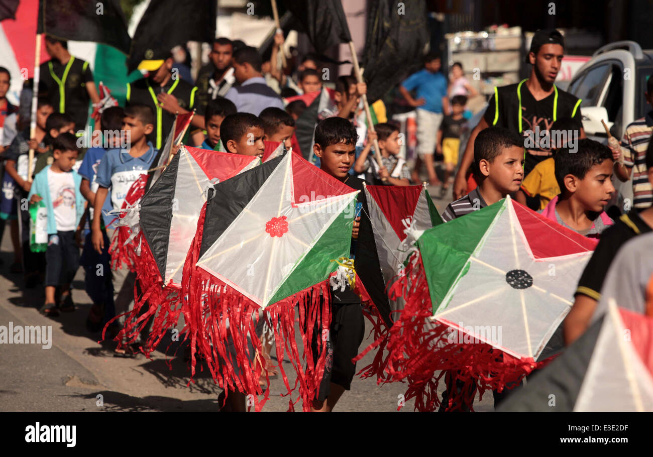 23. Juni 2014 - Al-Maghazi, Gazastreifen, Palästina - palästinensischen Jungen halten ihre Drachen bei einer Veranstaltung in Solidarität mit den hungerstreikenden palästinensischen Gefangenen, die von Israel im Flüchtlingslager al-Maghazi im zentralen Gazastreifen 23. Juni 2014 statt. Fast 300 palästinensische Gefangene wurden im Hungerstreik gegen israelische Inhaftierung ohne Anklage. Der Hungerstreik wurde am 24. April von einer Gruppe von 120 palästinensische Häftlinge Verwaltungshaft was Israel Bedingungen begonnen. Später kamen dazu von 170 anderen Insassen, die auch gefordert, dass Israel das Verfahren abzuschaffen, ha Stockfoto