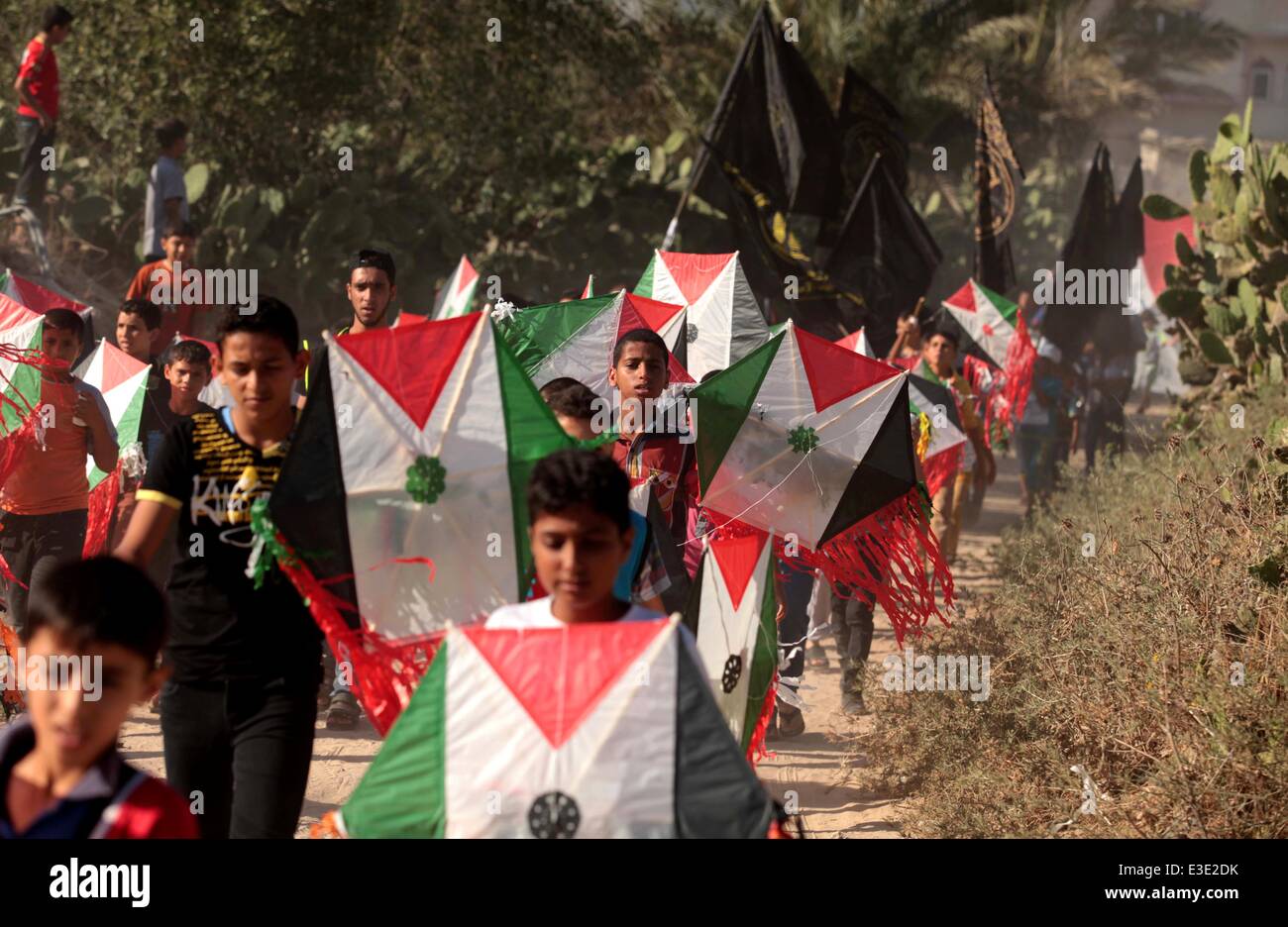 23. Juni 2014 - Al-Maghazi, Gazastreifen, Palästina - palästinensischen Jungen halten ihre Drachen bei einer Veranstaltung in Solidarität mit den hungerstreikenden palästinensischen Gefangenen, die von Israel im Flüchtlingslager al-Maghazi im zentralen Gazastreifen 23. Juni 2014 statt. Fast 300 palästinensische Gefangene wurden im Hungerstreik gegen israelische Inhaftierung ohne Anklage. Der Hungerstreik wurde am 24. April von einer Gruppe von 120 palästinensische Häftlinge Verwaltungshaft was Israel Bedingungen begonnen. Später kamen dazu von 170 anderen Insassen, die auch gefordert, dass Israel das Verfahren abzuschaffen, ha Stockfoto