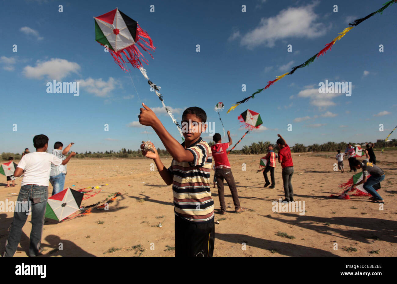 23. Juni 2014 - Al-Maghazi, Gazastreifen, Palästina - palästinensischen Jungen Drachen bei einer Veranstaltung in Solidarität mit den hungerstreikenden palästinensischen Gefangenen, die von Israel im Flüchtlingslager al-Maghazi im zentralen Gazastreifen 23. Juni 2014 statt. Fast 300 palästinensische Gefangene wurden im Hungerstreik gegen israelische Inhaftierung ohne Anklage. Der Hungerstreik wurde am 24. April von einer Gruppe von 120 palästinensische Häftlinge Verwaltungshaft was Israel Bedingungen begonnen. Später kamen von 170 anderen Insassen dazu, die auch gefordert, dass Israel das Verfahren abzuschaffen, die gezogen hat Stockfoto