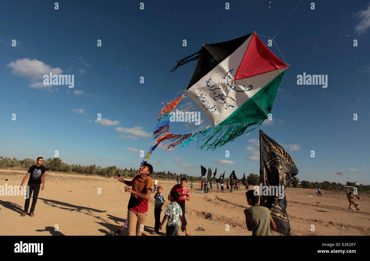 23. Juni 2014 - Al-Maghazi, Gazastreifen, Palästina - palästinensischen Jungen Drachen bei einer Veranstaltung in Solidarität mit den hungerstreikenden palästinensischen Gefangenen, die von Israel im Flüchtlingslager al-Maghazi im zentralen Gazastreifen 23. Juni 2014 statt. Fast 300 palästinensische Gefangene wurden im Hungerstreik gegen israelische Inhaftierung ohne Anklage. Der Hungerstreik wurde am 24. April von einer Gruppe von 120 palästinensische Häftlinge Verwaltungshaft was Israel Bedingungen begonnen. Später kamen von 170 anderen Insassen dazu, die auch gefordert, dass Israel das Verfahren abzuschaffen, die gezogen hat Stockfoto