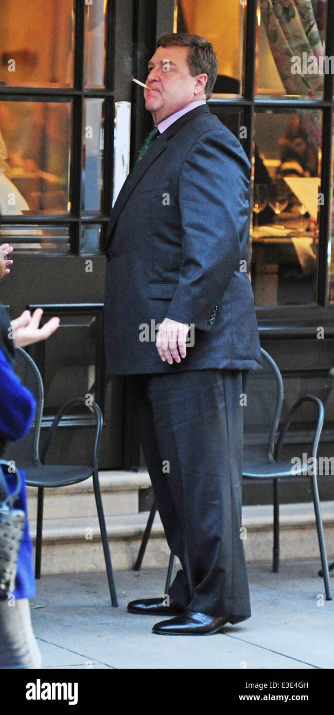 US-amerikanischer Schauspieler John Goodman raucht eine Zigarette vor einem  Hotel London mit: John Goodman wo: London, Vereinigtes Königreich bei: 16.  Oktober 2013 Stockfotografie