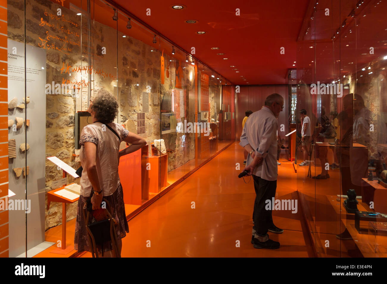 Touristen besuchen das Museum Musée Champollion über die Geschichte des Schreibens an Figeac, Lot, Midi-Pyrénées, Frankreich Stockfoto
