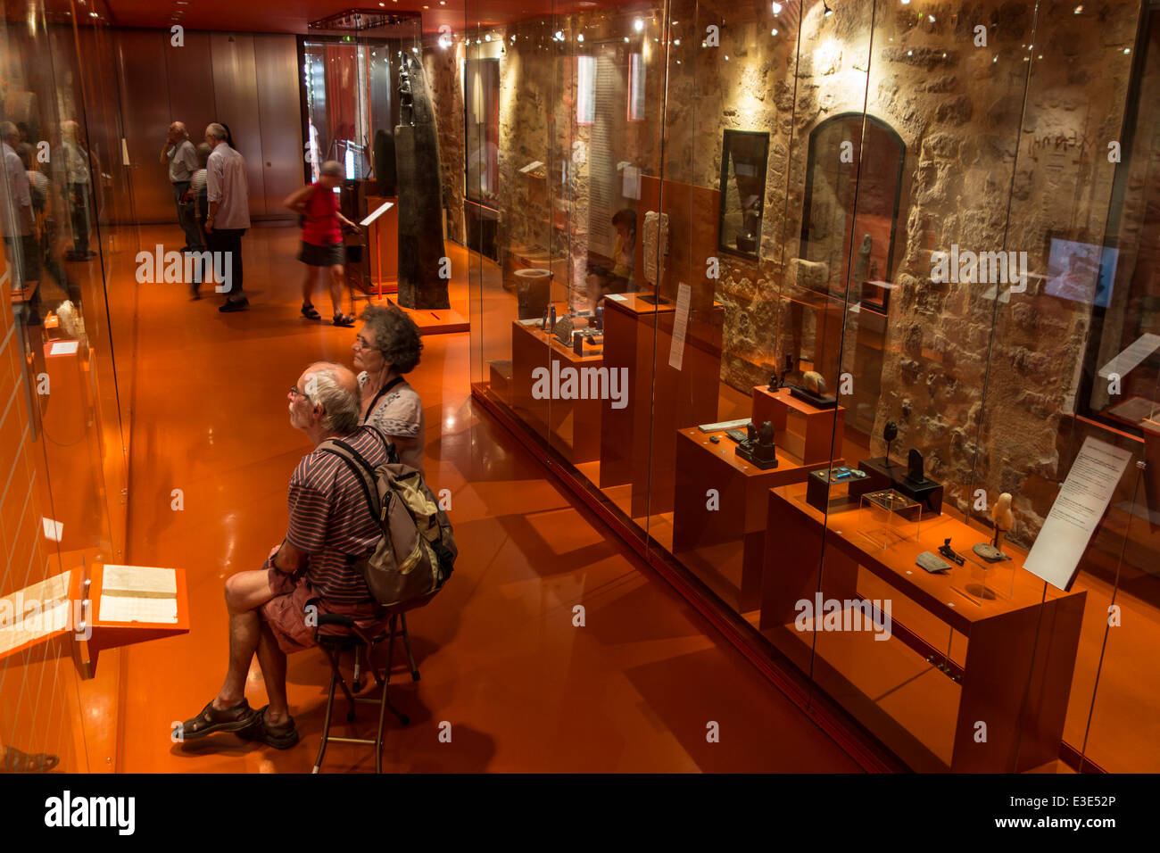 Touristen besuchen das Museum Musée Champollion über die Geschichte des Schreibens an Figeac, Lot, Midi-Pyrénées, Frankreich Stockfoto