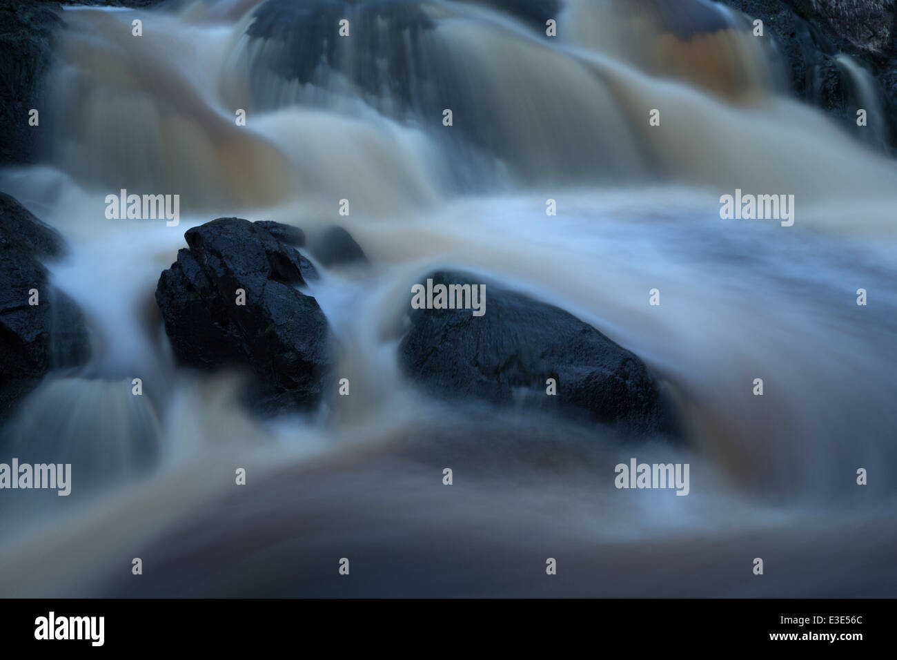 Spritzwasser zwischen Steinen im Wasserfall Stockfoto