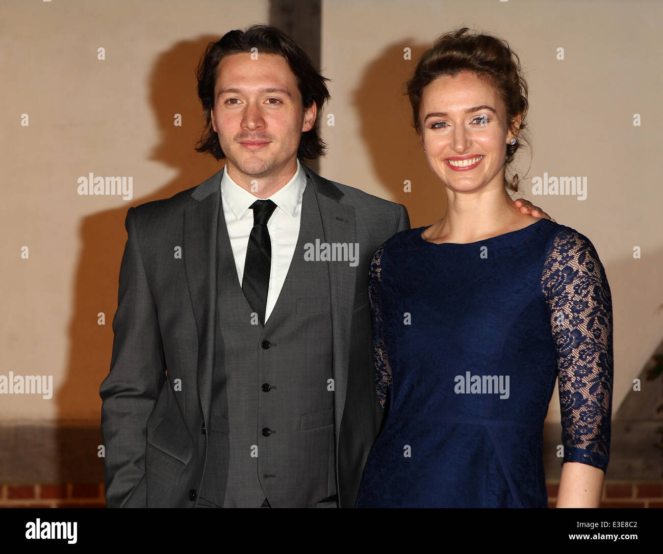 Anreise für die Shakespeares Globe Gala-Dinner mit London: David Oakes, Deirdre Mullins wo: London, Vereinigtes Königreich bei: 17. Oktober 2013 Stockfoto