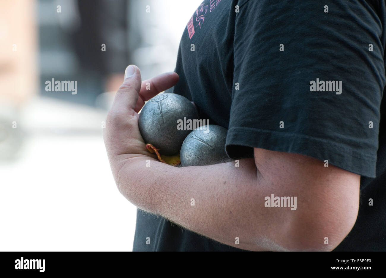Männliche Boule, petanque Spieler, Villedieu les Poeles, Normandie, Frankreich Stockfoto